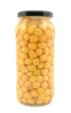 Terbiye edilmiş nohutlar beyaz arkaplanda izole edilmiş.