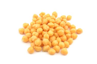 Terbiye edilmiş nohutlar beyaz arkaplanda izole edilmiş.