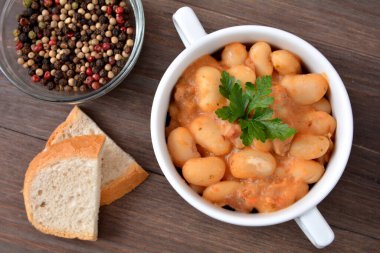 Domates soslu fırında fasulye.