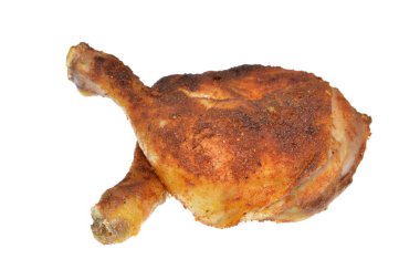 beyaz arka planda fırında tavuk budu