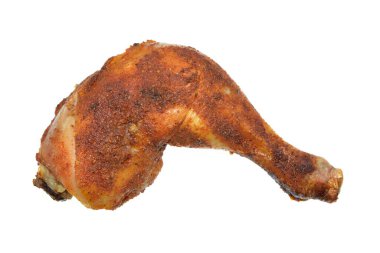 beyaz arka planda fırında tavuk budu