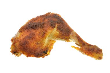 beyaz arka planda fırında tavuk budu