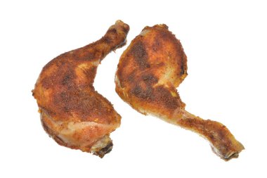 beyaz arka planda fırında tavuk budu