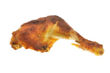 beyaz arka planda fırında tavuk budu