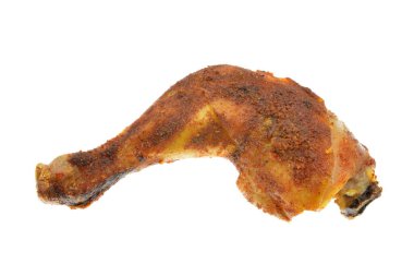 beyaz arka planda fırında tavuk budu