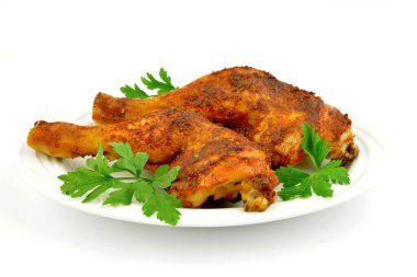 beyaz arka planda fırında tavuk budu