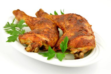 beyaz arka planda fırında tavuk budu