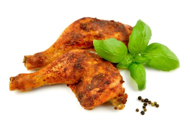 beyaz arka planda fırında tavuk budu