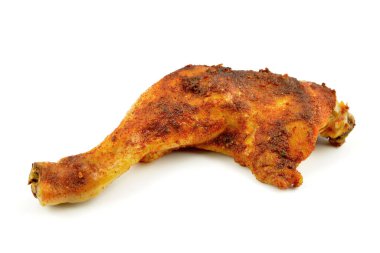 beyaz arka planda fırında tavuk budu