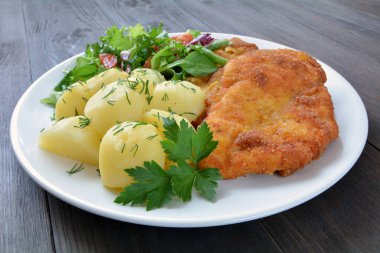 Patates ve salatalı kızarmış tavuk filetosu.