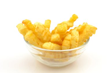 Beyaz arka planda patates kızartması.