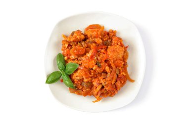 Beyaz arka planda balık salatası