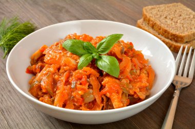 Tabakta balık salatası