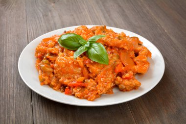 Tabakta balık salatası