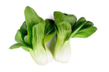 Pak choi lahanası beyaz arka planda izole edilmiş.