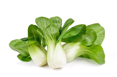 Pak choi lahanası beyaz arka planda izole edilmiş.