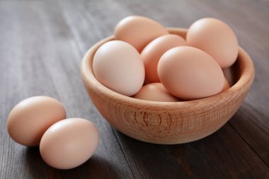 Tahta kasedeki yumurtalar.