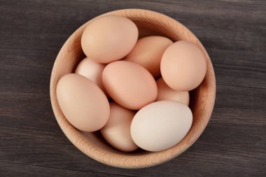 Tahta kasedeki yumurtalar.