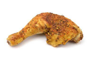 Beyaz arka planda izole edilmiş fırında tavuk budu.