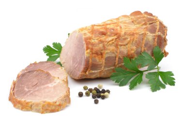 Kızarmış sığır filetosu beyaz arka planda izole edilmiş.