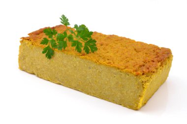 Beyaz arkaplanda kereviz ezmesi