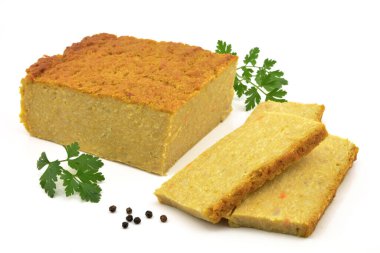 Beyaz arkaplanda kereviz ezmesi