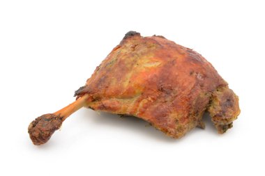 Kızarmış ördek bacağı beyaz arkaplanda izole edilmiş.