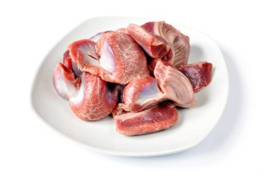 Beyaz arka planda izole edilmiş hindi mideleri