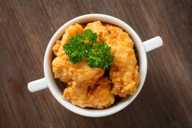 Bir kasede birkaç nugget.