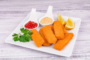 Balık kroket bir plaka üzerinde