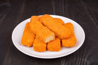 Balık kroket bir plaka üzerinde