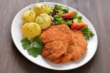 Göğsü patates ve salata ile