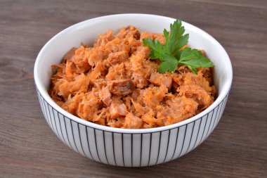 Bir kasede lahana turşusu.