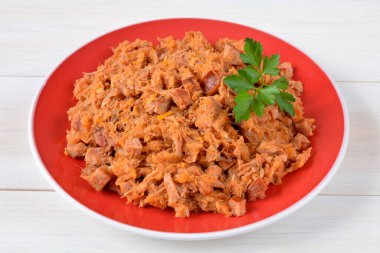 Tabakta lahana turşusu yahnisi