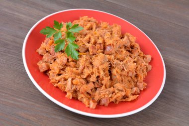 Tabakta lahana turşusu yahnisi