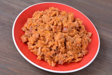 Tabakta lahana turşusu yahnisi