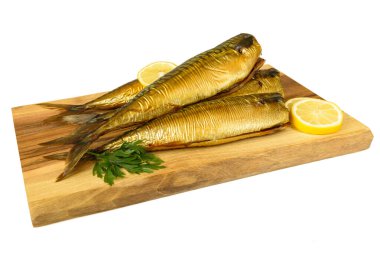 Beyaz bir arka planda uskumru füme