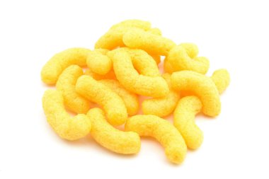 Beyaz arka planda mısır gevreği