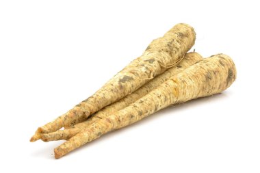 Beyaz arkaplanda izole edilmiş maydanoz kökü