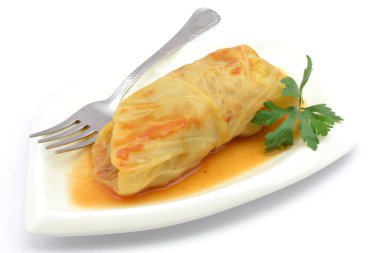 Bir tabak kıyma, pirinç ve lahana.