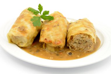 Bir tabak kıyma, pirinç ve lahana.