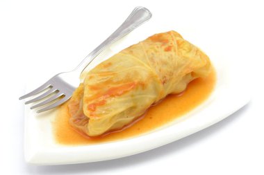 Bir tabak kıyma, pirinç ve lahana.