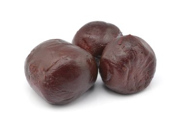 Beyaz arka planda pişmiş pancar