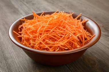 Bir kasede rendelenmiş çiğ havuç