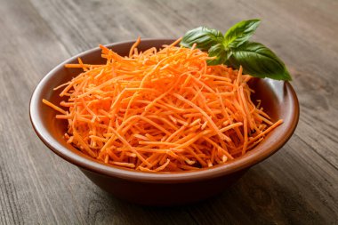 Bir kasede rendelenmiş çiğ havuç