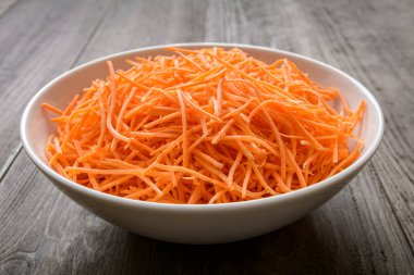 Bir kasede rendelenmiş çiğ havuç