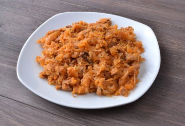 Tabakta lahana turşusu yahnisi