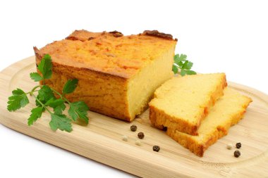 Beyaz arkaplanda kereviz ezmesi