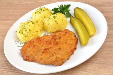 Patates ve salatalıklı domuz pirzolası.