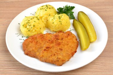 Patates ve salatalıklı domuz pirzolası.